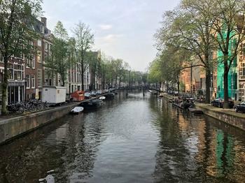A totally unique Amsterdam canal shot